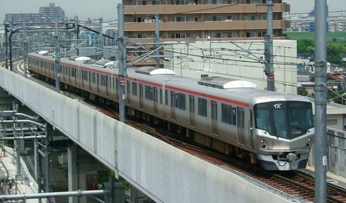 Японские железнодорожники извинились за то, что поезд уехал на 20 секунд раньше (2 фото)