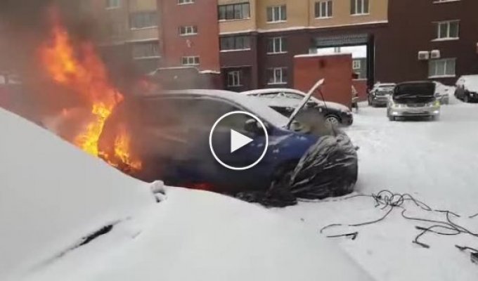 В Новосибирске владелец авто решил растопить конденсат в глушителе горелкой