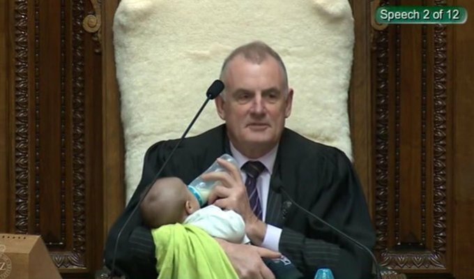 «Тише, ребенок кушает»: спикер парламента Новой Зеландии вел заседание с младенцем на руках (3 фото + 1 видео)