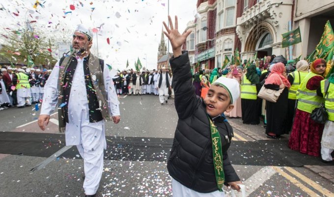 Тысячи мусульман приехали в Британию, чтобы призвать единоверцев к миру (15 фото)
