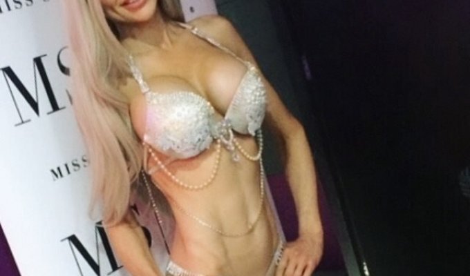Фиона Холлингсворт: 37-летняя женщина, потратившая на внешность 10 000 фунтов и ставшая моделью Playboy (20 фото)