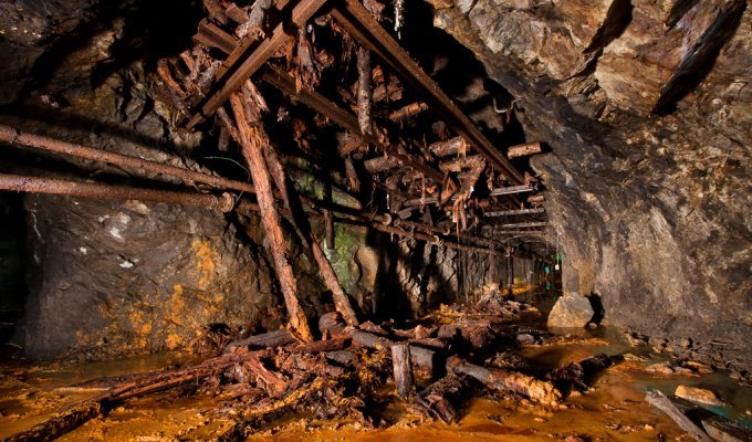 Заброшенная железнорудная шахта (25 фото)