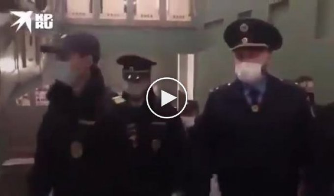 В Москве сотрудники полиции устроили облаву на пенсионеров - выписывали им штрафы и отправляли домой