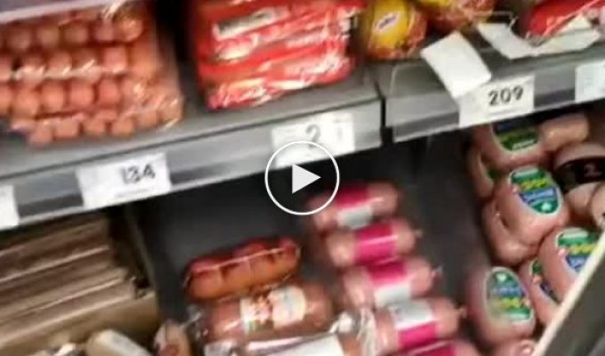 Супер акция. В супермаркетах России появились упаковки сосисок за 21 рубль
