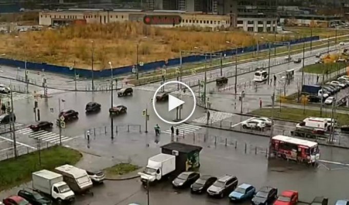 В Петербурге водитель каршерингового автомобиля вылетел на тротуар и сбил пешеходов
