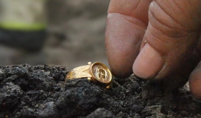 Средневековое золотое кольцо и десятки тысяч реликвий найдены в Швеции (3 фото)