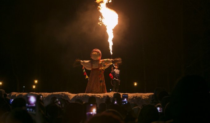 В Туле подожгли чучело из огнемета, провожая зиму (6 фото)