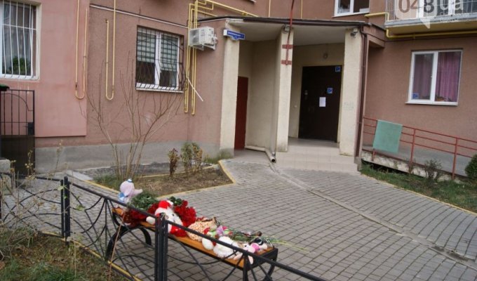 К подъезду одесского дома, где на пожаре погибли пятеро детей несут цветы и игрушки