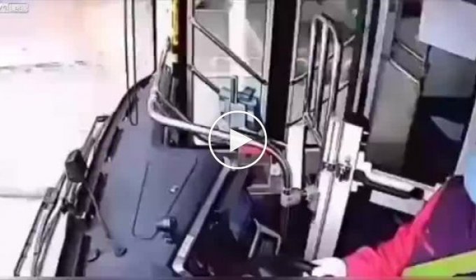 Водитель автобуса опасается людей без медицинских масок