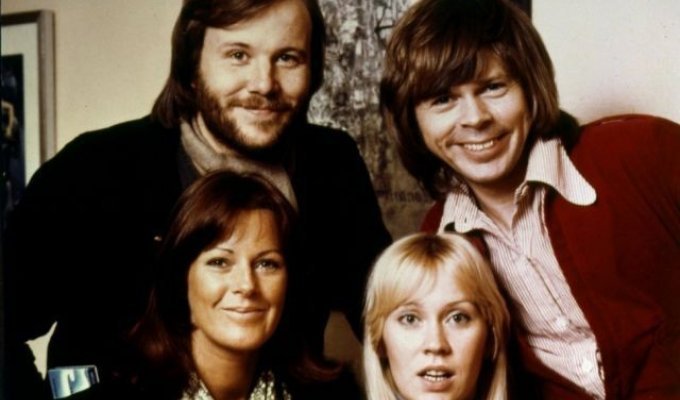 Легендарная группа ABBA впервые за долгие годы сделала совместное фото (3 фото)