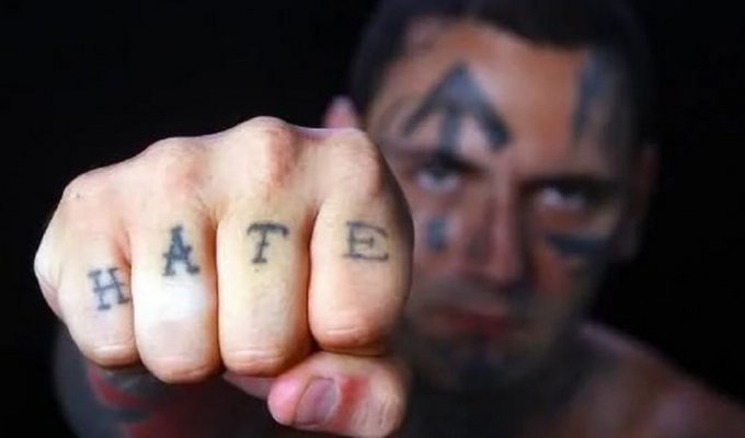 Бывший нацист сделал 25 операций, чтобы избавиться от расистских татуировок (15 фото)