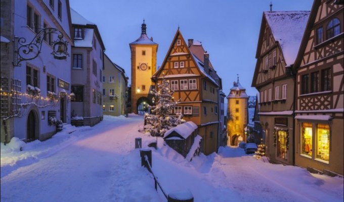 30 живописных зимних городов со всего мира (33 фото)