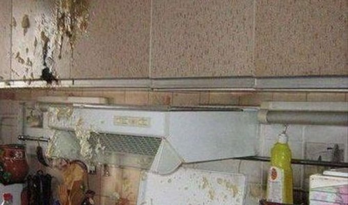 Последствия взрыва баллона монтажной пены на кухне (5 фото)