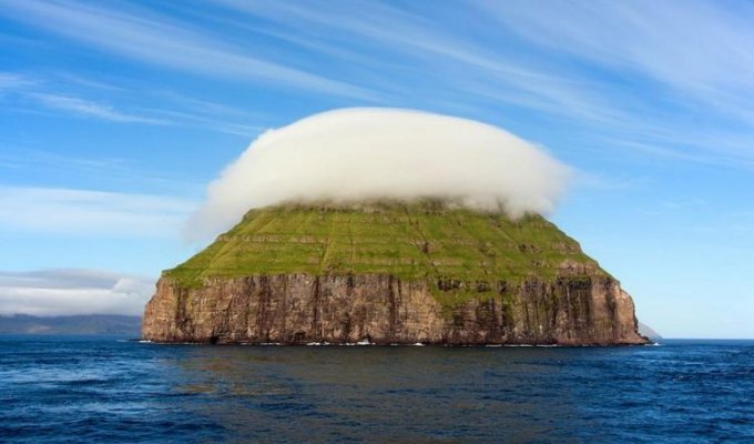Остров с короной из облаков (22 фотографии)