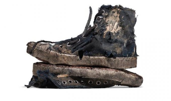 Balenciaga продает "рваные кроссовки" за 1850 долларов (10 фото + видео)