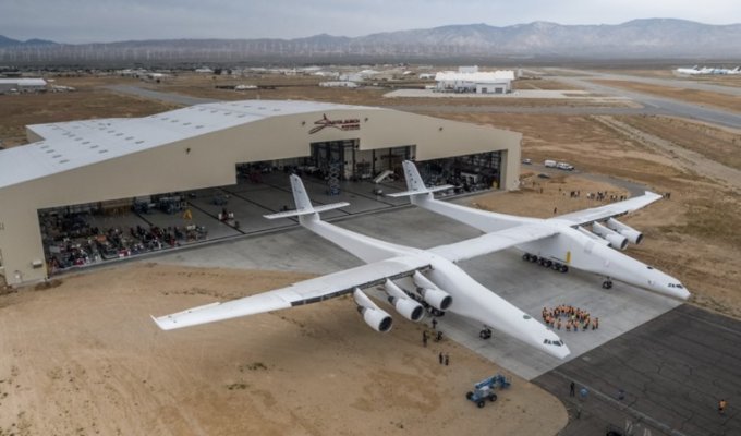 Выкачен самый большой самолет в мире (12 фото)