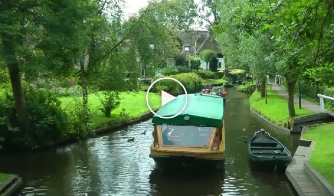 Очень симпатичная деревня в Нидерландах, по которой можно передвигаться лишь на лодках