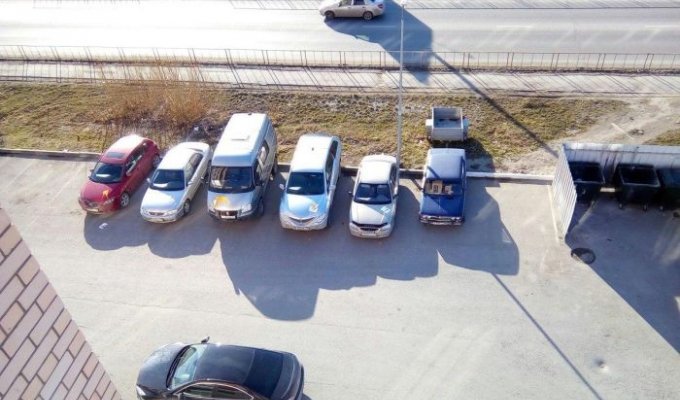 В Тюмени коллекторы облили краской случайные автомобили во дворе должника (3 фото)