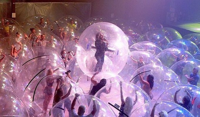 Рок-группа The Flaming Lips устроила "концерт в пузырях" для соблюдения дистанции (5 фото + 2 видео)