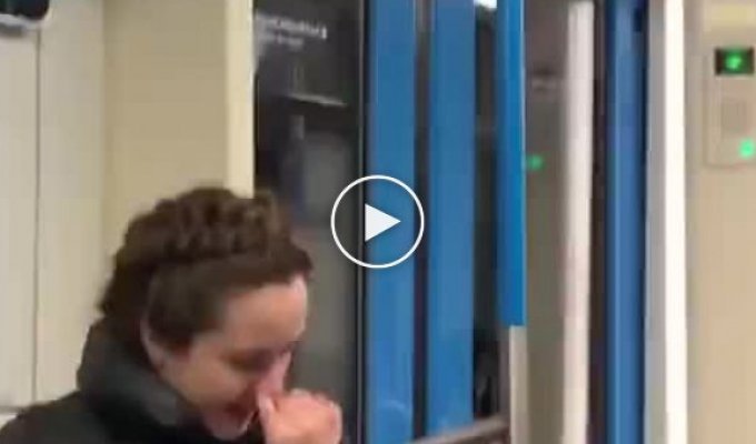 Женщина решила устроить диетический перекус в метро