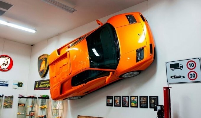 Придайте вашему дому уникальный стиль: на продажу выставили "настенный" Lamborghini Diablo (13 фото)