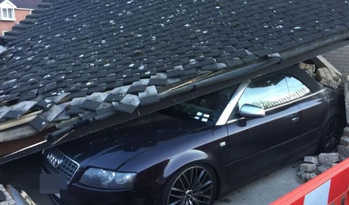 Водитель мусоровоза обрушил на кабриолет Audi S4 крышу парковки (4 фото)