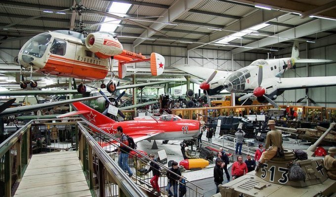 Авиация в ангарах в Музее техники в Зинсхайме (40 фото)