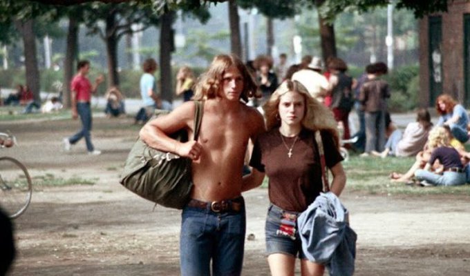 В 70-х годах девушки в США особо любили коротенькие шорты и маечки (21 фото)
