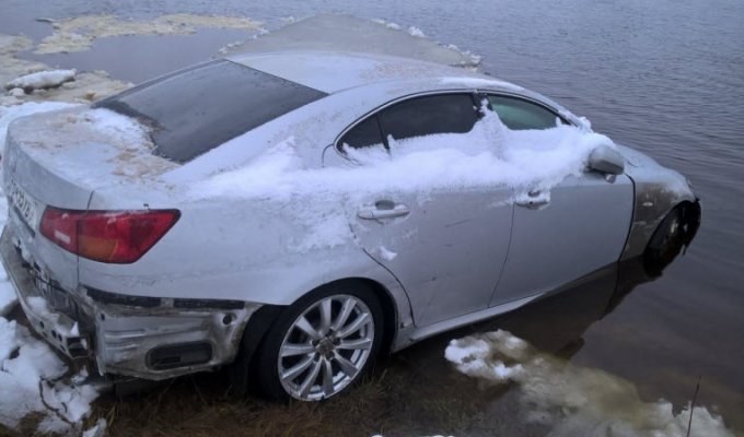 К Рыбинску причалил Lexus, несколько дней дрейфовавший по Волге (4 фото)