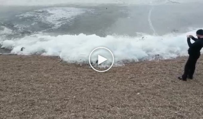 Необычное природное явление, как замерзающие волны Байкала