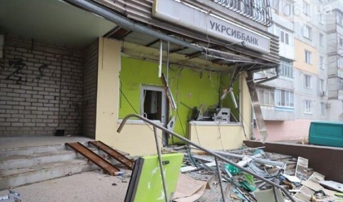 Взрыв банкомата надувными шариками в Запорожье (4 фото + 2 видео)
