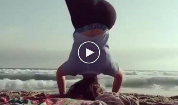 Девушка пытается заснять свой трюк на пляже