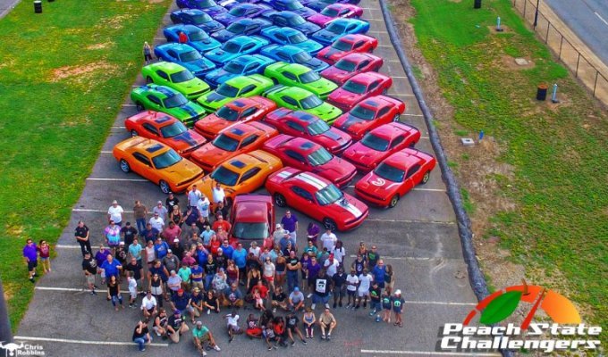 Фанаты Dodge Challenger сделали радугу из своих автомоблей (3 фото)