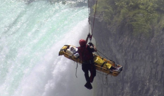 Мужчина чудом выжил после прыжка в Ниагарский водопад (8 фото)