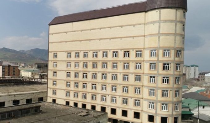 В дагестанской новостройке замуровали окна, выходящие на резиденцию муфтия (3 фото)