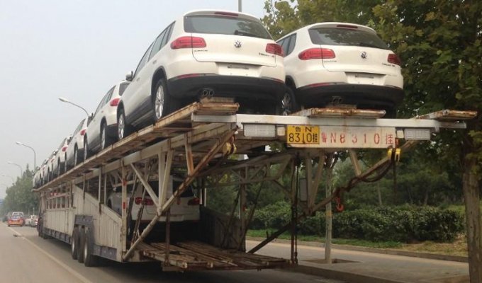 Автовоз рекордных размеров замечен в Китае (8 фото)