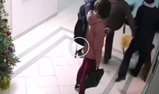 Любитель мандаринок из Владивостока отпинал женщину и её собак