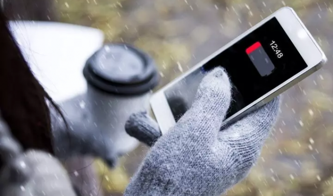 Что делать, если смартфон выключается на морозе: полезные лайфхаки