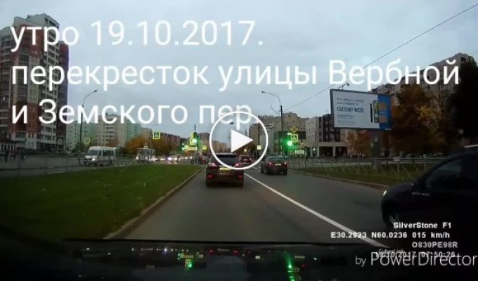 Девушка устроила ДТП на перекрестке в СПб