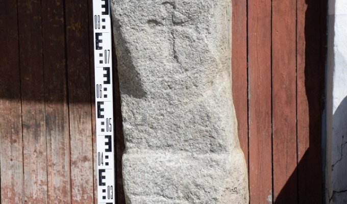 В Харовском районе нашли 300-килограммового каменного идола в придорожной канаве (3 фото)