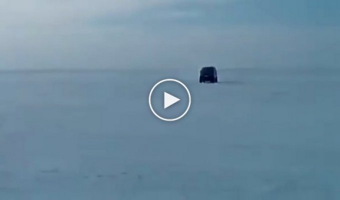 В Якутии нет дорог, есть надежда на прыжок через опасный разлом на льду (маты)