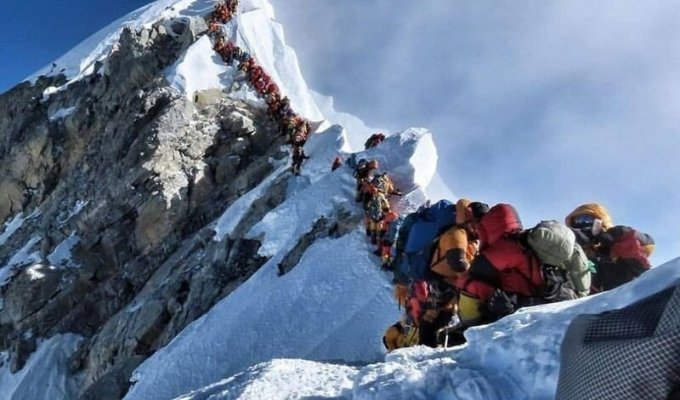 Погибнуть в очереди на Эверест (2 фото)