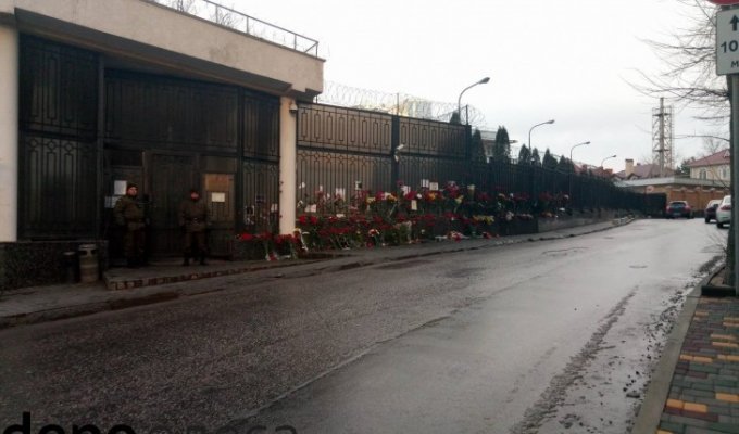 Как "скорбные цветы" под консульством России в Одессе превратились в дешевый детектив