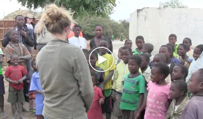 Африканские дети первый раз в жизни слышат скрипку