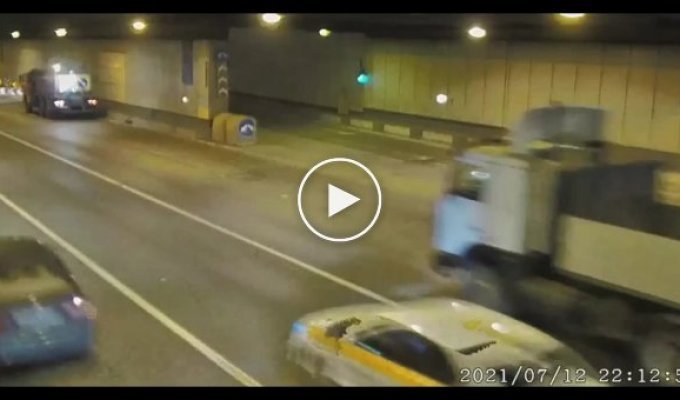 В Москве «шашечник» влетел в припаркованный грузовик