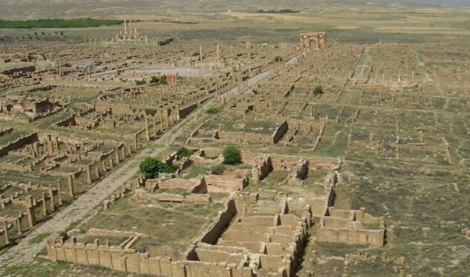 Тимгад - великий древний римский город (9 фото + 1 видео)