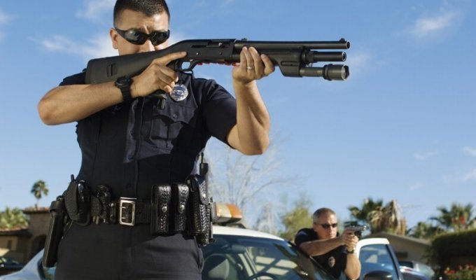 Почему американские полицейские используют дробовики (5 фото)