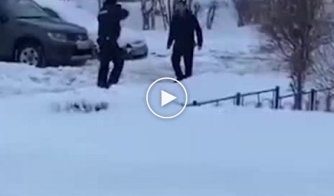 В Оренбурге полицейскому пришлось стрелять - неадекваты нападали с ножами на прохожих