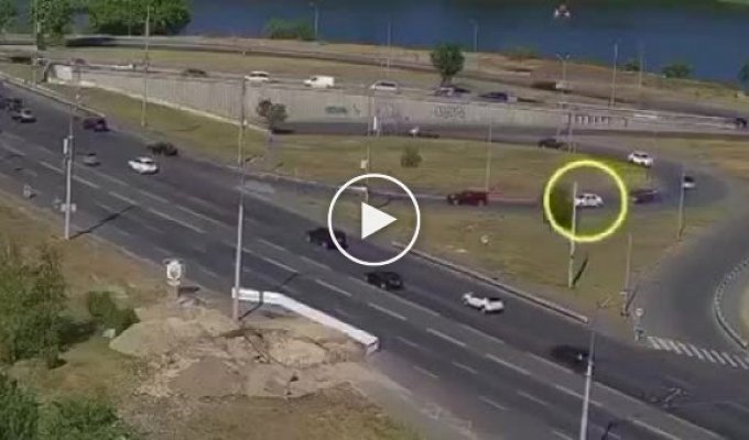 В Киеве перед мостом Патона, водитель решил развернуться через три полосы движения