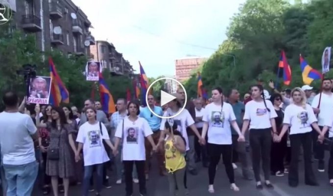 Такими лозунгами встретили в Ереване приезд главы МИД рф. Также у протестующих были флаги Украины